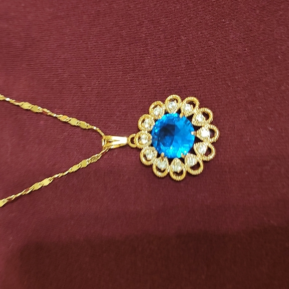 chain with charm included.laminated gold - Picture 2 of 3